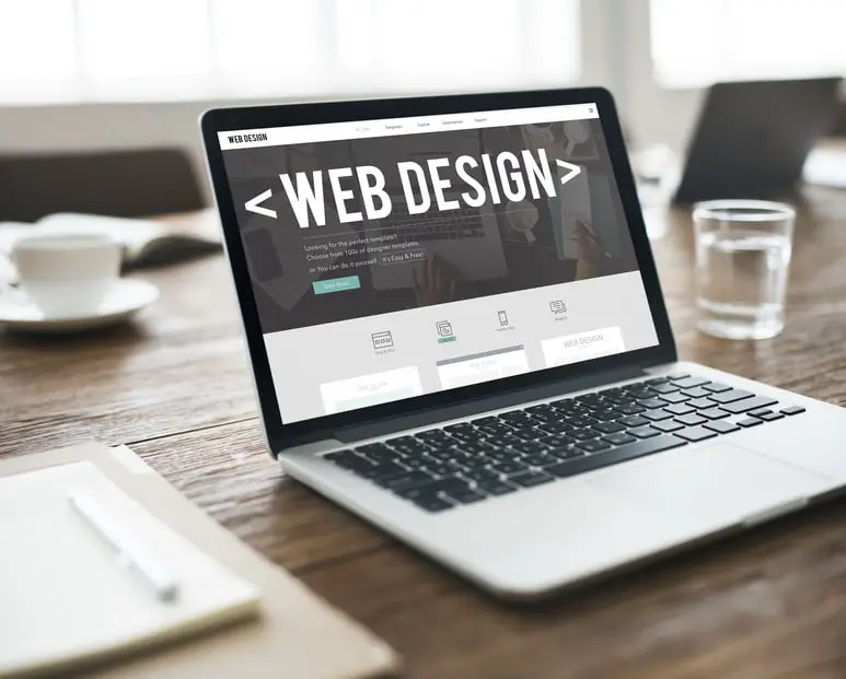 Laptop mit professioneller Webdesign-Website.